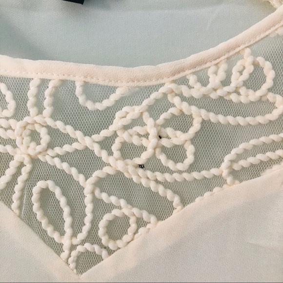 🌸 Boutique | Ivory blouse with mesh and rope neck - Picture 4 of 6